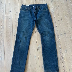 Levis 502 jeans - Snygga Levis 502 jeans i en klassisk blå färg. Dessa jeans har en straight passform Perfekta för en avslappnad stil. 
