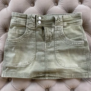 Grön jeanskjol med fickor - Snygg grön kort jeanskjol