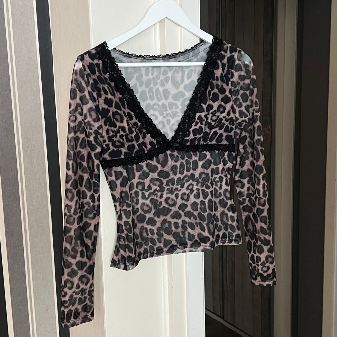 Leopardmönstrad topp med spetsdetaljer - 2