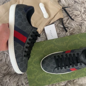 Gucci ace - Gucci Ace I En Stilren Färt♣️ Inkluderat: 2 Dustbags, äkthetskort, Extra snören! Box! Och såklart fysiskt kvitto🤩 Skorna är helt nya, I storlek 43! SERIÖSA BUD! Priset är ej hugget i sten!