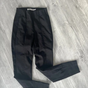 Svarta byxor från InWear 34 - Tighta svarta byxor från InWear med hög midja och dragkedja i sidan. Modell Zella long IV storlek 34