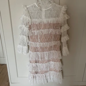 By Malina klänning - By malina klänning i vit! Perfekt för student och avslutningar!🤩Använd endast en gång utan några tecken på användning!