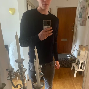 Mörkblå långärmad tröja från Uniqlo - Säljer en stilren mörkblå långärmad tröja från Uniqlo. Perfekt för en minimalistisk look och passar till många olika outfits. Tröjan är tillverkad i ett mjukt material som ger en bekväm passform. Inga fel med den. 