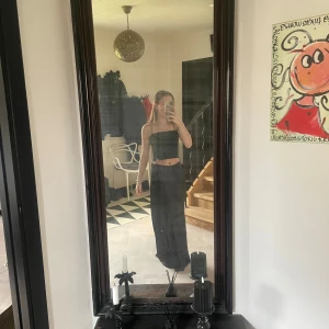 Svart silkes kjol från The Black Label Collection lager 157 - Säljer en svart silkes kjol från The Black Label Collection lager 157. Helt oanvänd för glömt att använda den