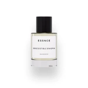 Irresistible Enigma Eau de Parfum från ESSNCE - Upptäck Irresistible Enigma, en Eau de Parfum från ESSNCE. Flaskan har en stilren design med en svart kork och en transparent glasflaska som visar den ljusa vätskan inuti. Perfekt för den som söker en mystisk och lockande doft.