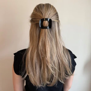 Hårklämma - Superfin trendig hårklämma, från Molli i färgen svart. Klämman är 8cm och är helt ny och oanvänd! Superfin trendig hårklämma, från Molli i färgen brun. Klämman är 8cm och är helt ny och oanvänd! Finns även i färgerna brun och vitt i min profil🩷