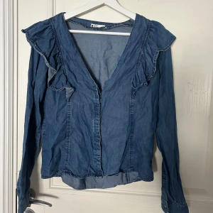 Blå jeans blus  - Från Gina tricot 