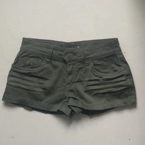 Gröna low waist jeansshorts  - Super snygga gröna shorts från Gina Tricot. Shortsen är i stl 34(men ganska så stretchiga)🤍