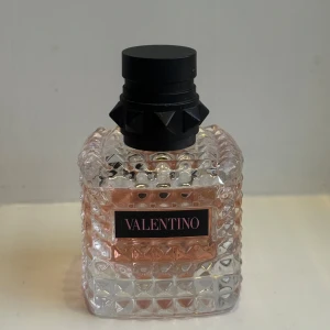 Valentino Donna Born in Roma Eau de Parfum - Valentino Donna Born in Roma, 30 ml🩷 (förpackning följer med) säljer då jag inte känner mig bekväm i doften🩷 