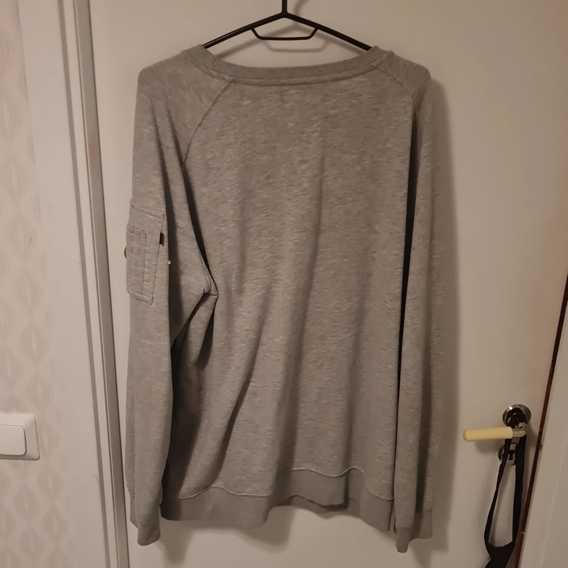 Grå sweatshirt från Alpha Industries har balmain på armen - 1