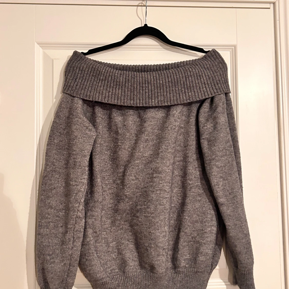 Grå offshoulder tröja - 1