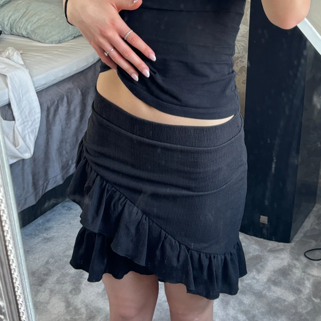 Svart kjol med volangdetalj