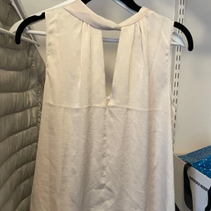 Vit Sommartopp - Super söt Sommartop från Mango som inte finns att köpa längre❤️satin liknande material, har använt den 1 gång så den är i topp skick! Pris kan diskuteras 