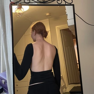 Långärmad tröja med öppen rygg - Säljer en tajt svart långärmad tröja med öppen rygg. Perfekta tröjan för en utekväll🖤 Den har även silikonremsor på axlarna för att den ska sitta bekvämt och inte halka ner. Tröjan är i nyskick och har prislappen kvar! Jag skulle säga att den passar både S och M:)