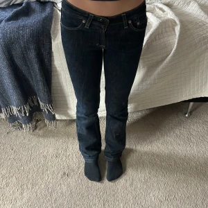 Lågmidjade Fillipa K jeans - Skit snygga jeans från Fillipa K (nästan helt oanvända) säljer pga för liten storlek. Straight fast ser bootcut ut🤗 ganska små i storleken
