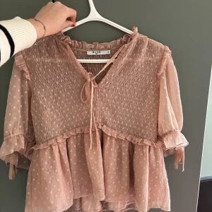 Rosa blus från NAKD - Säljer min superfina rosa blus från NAKD! Perfekt nu inför vår och sommaren 