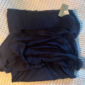 Intimismi tröja, Mörkblå långärmad topp från Intimissimi - Blå Intimismi tröja med prislapp kvar, aldrig använd. Nypris 559 kr.  💞💞Säljer en stilren mörkblå långärmad topp från Intimissimi. Toppen har en enkel design med rund halsringning och är tillverkad i ett mjukt material som känns skönt mot huden. Perfekt för lager-på-lager eller att bära som den är.