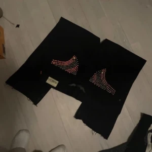 Robins Jean Black - Snygga svarta jeans med glittriga paljettdetaljer på fickorna. Perfekta för att ge din outfit lite extra bling. Byxorna har en klassisk passform och är tillverkade i ett bekvämt material. fom e custom boot cut yeha yeaaa