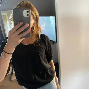 Svart offshoulder topp - Snygg svart offshoulder topp som jag aldrig använt!💞
