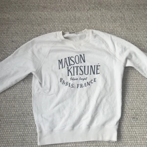 Maison kitsune tröja - Vit maison kitsune tröja i storlek L i fräscht skick. Trycket är mörkblått. Vet inte exakt vad den kostar nypris men runt ca 1500. 