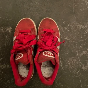 Röda Adidas Campus sneakers - Säljer ett par röda Adidas Campus som inte kommer till användning längre. Använda i en säsong men har mer att ge! 🥰😝