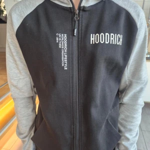 Ziphoodie Hoodrich - Hoodrich ziphoodie stl M, skick 9/10. Lite använd, inga hål. 