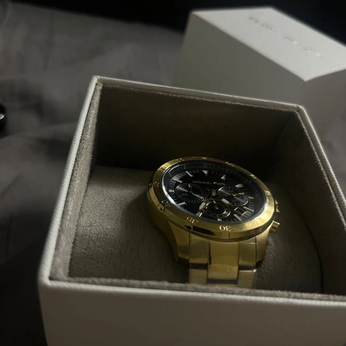 Guldfärgad klocka från Michael Kors hellt ny. Pris 3200kr säljer billigt  - 1