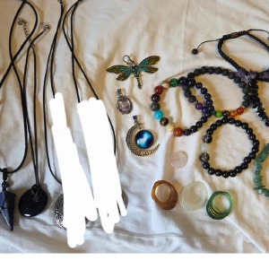 ALLT FÖR 100! massa smycken - jättefina unika halsband, pendants, ringar och armband. naturstenar bla. amethyst och aventurine