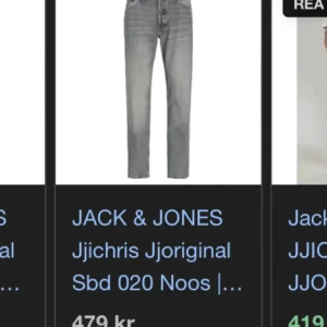 Gråa jeans från Jack&Jones - Säljer nu dessa tvär feta jeans från Jack&Jones i modellen ”Chris” vilket är en model som har loose/relaxed passform | Storleken på jeansen är W28 L32 | Nypris 479kr | Vårt pris 149kr | Jeansen har inga större tecken på användning men finns tecken på slitage vid fotmudden på höger benet (Se bild 5) | Skick 7/10  | Vid frågor och funderingar är det bara att höra av sig!