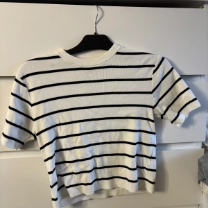 Randig kortärmad topp från H&M - Säljer en topp från H&M! Den är i hårt stickat material, jättefin! Hör av er vid intresse 🤗