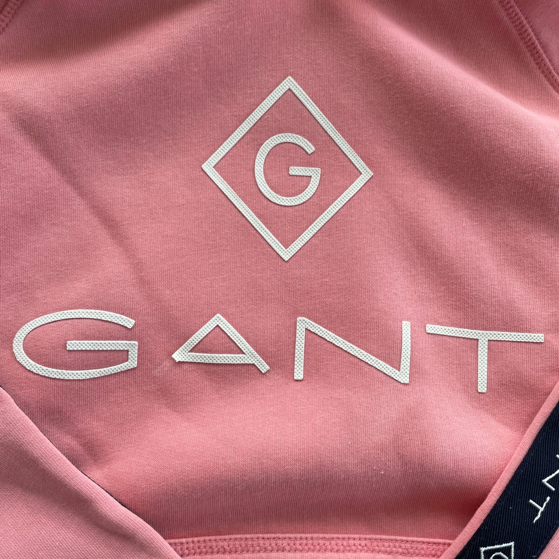 Rosa hoodie från GANT - 1