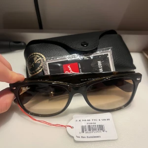 Ray-Ban solglasögon  - Säljer dessa feta och populära Ray-Ban wayfrarer solglasögon! De är helt nya och har prislappen kvar. Kostar ca 1700 nypris. Original förpackning och allt annat tillbehör finns med och är orört. Äktighetsbevis finns✅