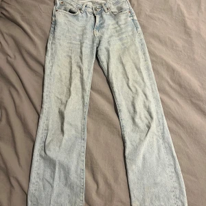 Ljusblå jeans - Jeans från Bik Bok som är använda ett fåtal gånger, säljer då dom inte kommer till användning💞