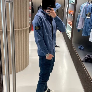 Stone Island zip hoddie - Hej säljer min Stone Island zip Hoddie i storlek M köpt i Stone Island butiken i Stockholm ny skick 