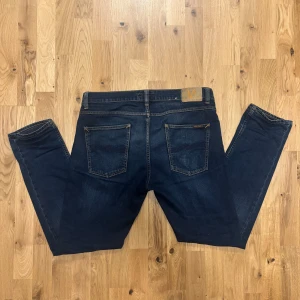 MÖRKBLÅA NUDIE JEANS - Skitsnygga nudie brallor i bra skick. Byxorna har endast en liten defekt i fickan, som man knappt märker. Pris är ej hugget i sten 🪨!