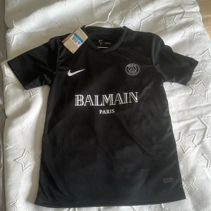 PSG Balmain - Säljer nu en helt ny PSG Balmain t shirt som jag aldrig använt tidigare. Passar fint nu till sommaren. Pris går att diskutera.