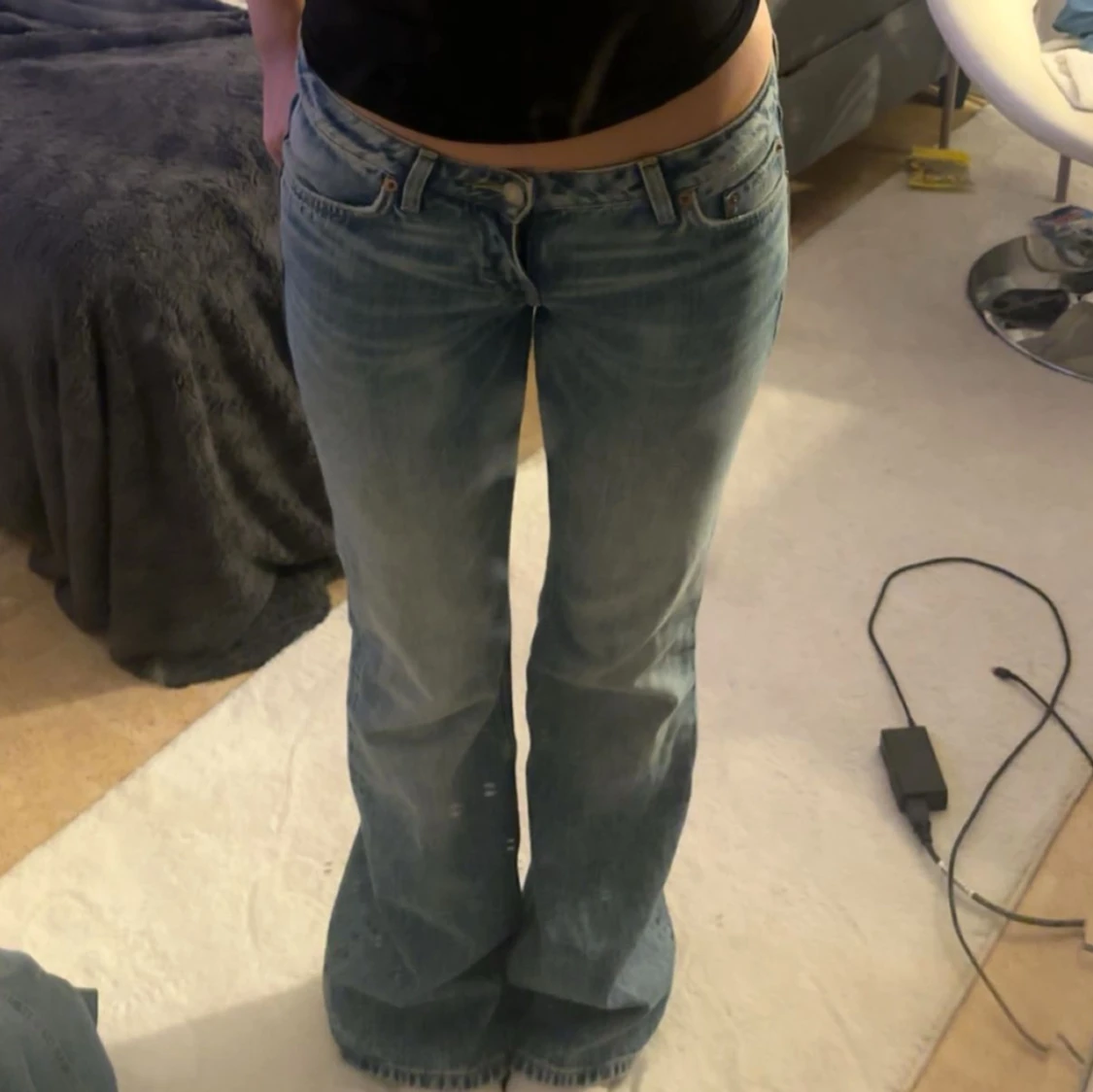 Blå bootcut jeans från Weekday