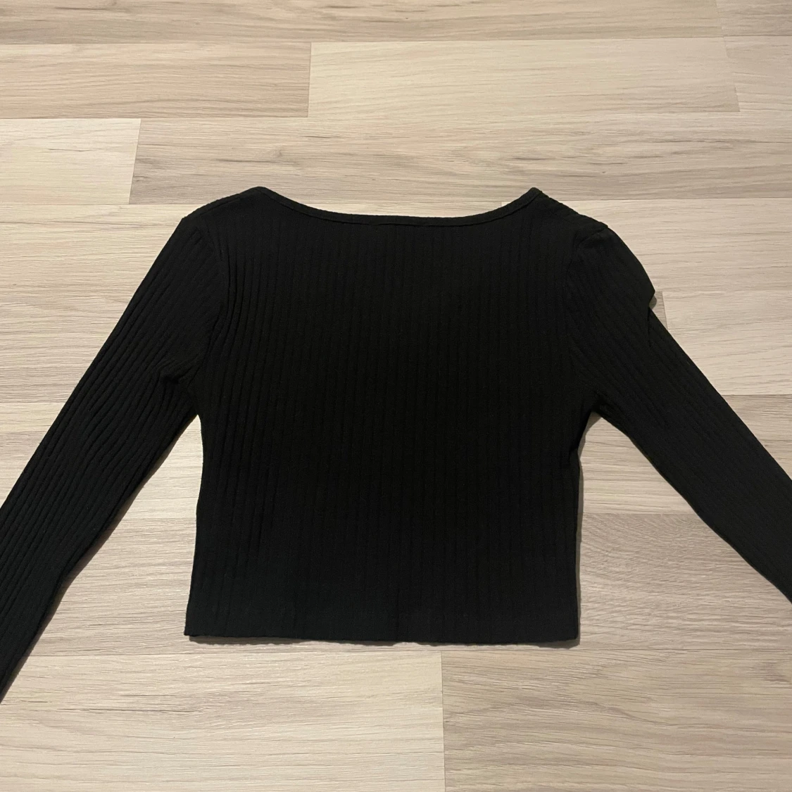 Svart ribbad omlottopp - 1