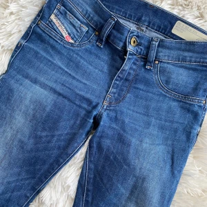 low waist diesel jeans🩵🩵 - jättesnygga jeans som jag köpt på vinted men som blivit försmå🩵väldigt bra skick förutom lite slitningar vid hälen midjemått=34 cm och innerbenslängd=72 cm🩵🤍 pris går att diskutera vid snabb affär!