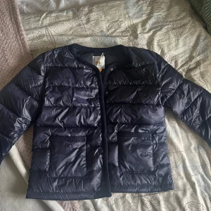 Mörkblå vårjacka från Gina Tricot - Säljer nu min jätte snygga mörkblå vårjacka från Gina Tricot. Säljer då den var lite för kort, storlek 158-164💗jag är 165 så tror den passar för de som är lite kortare. Köptes för 2 dagar sen och är helt ny med prislappen kvar. Kom gärna med prisförslag 💗köptes för 430kr