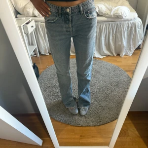 Blå jeans med rak passform - Säljer dessa blågrå raka jeans från Zara. Slitsen är egen klippt💙
