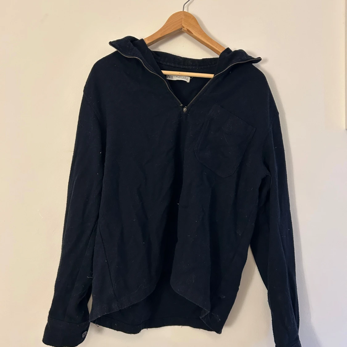 Svart långärmad tröja med dragkedja