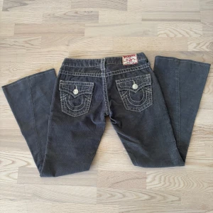 Assnygga grå manchesterbyxor från True Religion🩶 - Snygga grå manchesterbyxor från True Religion med bootcut-stil. Thriftat i USA. De är superfina!! De är omsydda nedtill. Innerbenslängden är 78, midjemåttet är 38. 