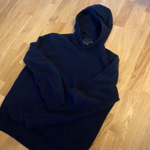 Marinblå Kashmir hoodie från Oscar Jacobson - Säljer en marinblå Kashmir hoodie from Oscar Jacobson| den är i storlek L men jag har råkat tvätta den så den har blivit storlek S| men den är väldigt skön och snygg| Skriv vid mer frågor om ch information| 