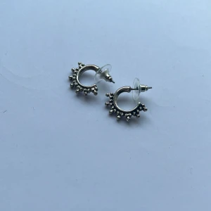 Örhängen  - Små hoops, silver och i bra skick! 