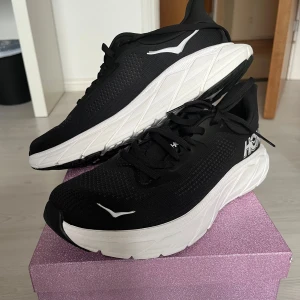 Svarta löparskor från Hoka - Säljer ett par svarta löparskor från Hoka med vit sula. Använda en gång så i väldigt bra skick!  Skorna har snörning och är designade för optimal komfort och prestanda. Perfekta för löpning och träning. PRIS KAN DISKUTERAS😁 