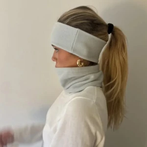 Ljusblått kashmir pannband - Snyggt ljusblått 100% kashmir pannband som håller dig varm och stilren. Perfekt för kyliga dagar och passar bra till både vardag och utomhusaktiviteter. Enkel design som är lätt att matcha med olika outfits.