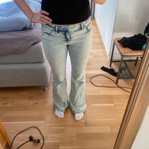 Ljusblå bootcut jeans - Säljer ett par ljusblå bootcut jeans med låg midja. De har en klassisk femficksdesign och stängs med knapp och dragkedja. Perfekta för en avslappnad stil. De är långa på mig som är 174 och lite lite stora för mig som har 36 oftast, men de passar ändå. Väldigt stretchiga men skulle säga att de passar 38 bäst😚