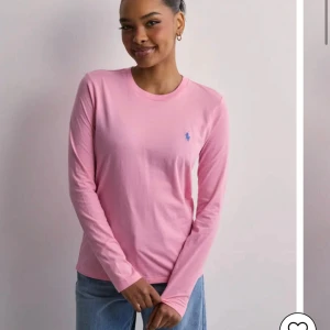 Rosa långärmad tröja från Ralph Lauren - Säljer en rosa långärmad tröja från Ralph Lauren, har aldrig använt den för färgen passa inte mig, den är i toppskick💗priset kan diskuteras!