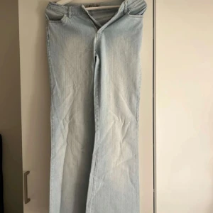 Ljusblå jeansbyxor - Snygga ljusblå jeansbyxor med en klassisk design. Byxorna har en bootcut passform och är perfekta för en avslappnad stil eller festligare stil. De har en dragkedja och knapp framtill. Passar alla tillfällen lätta att klä upp eller ner dessutom aldrig använda!💗Pris kan alltid diskuteras!! 
